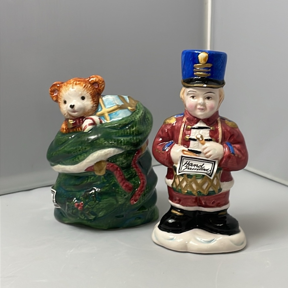 NOS Fitz and Floyd Toy Soldier & Santa’s Toy Sack Salt & Pepper Shaker Set‎